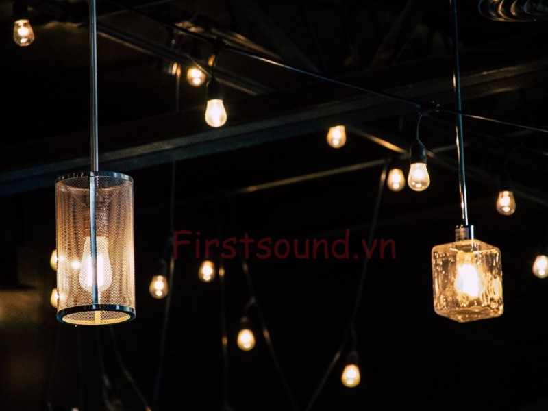 Đèn thả cho không gian quán cafe góp phần tạo nên sự độc đáo Ánh sáng cho quán cafe-Điều tạo nên điểm nhấn cho không gian của bạn