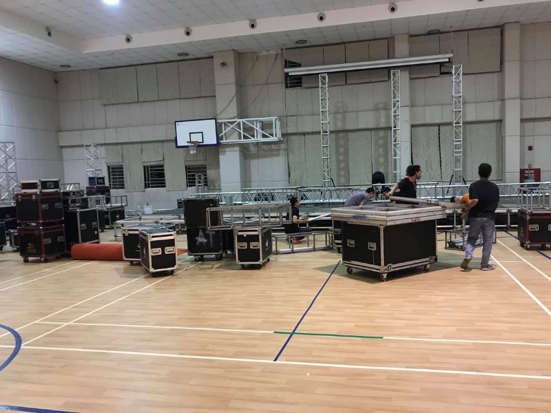 Khâu chuẩn bị thiết bị tại lễ khai giảng năm học FPT