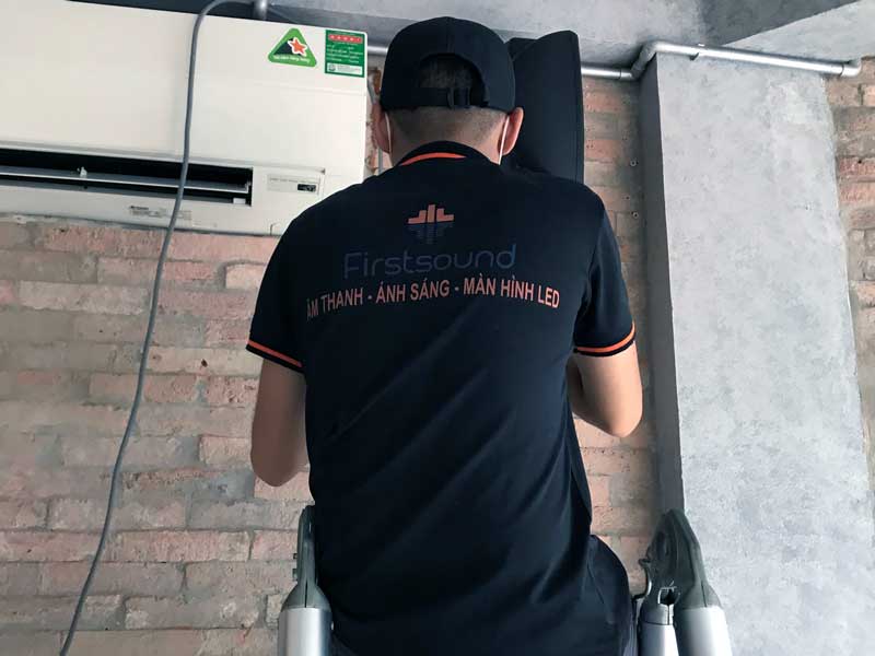 Kỹ thuật Firstsound đang thi công seup âm thanh cho khách hàng