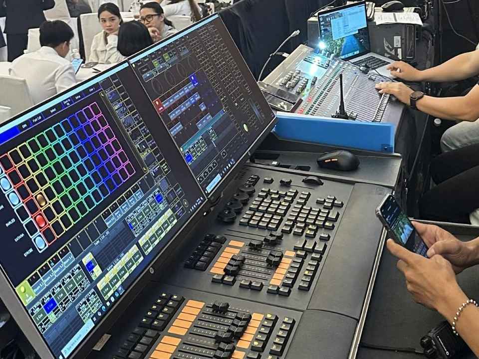 thiết bị mixer âm thanh ánh sáng chuyên nghiệp